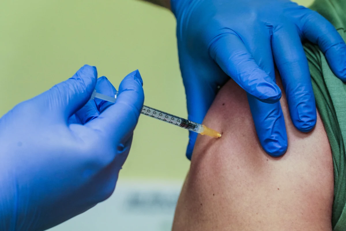 W poniedziałek spodziewamy się kolejnej dostawy 360 tysięcy dawek szczepionek przeciwko Covid-19 firmy Pfizer, a we wtorek powinna dotrzeć do nas pierwsza dostawa 29 tysięcy dawek szczepionek Moderny - poinformował prezes Agencji Rezerw Materiałowych Michał Kuczmierowski.