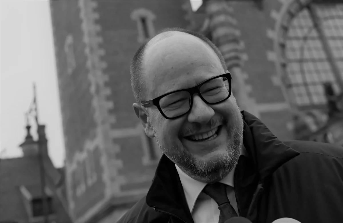 Msza św. w bazylice Mariackiej, projekcja zdjęć na fasadzie Europejskiego Centrum Solidarności, iluminacja na ul. Długiej, rozwieszone flagi – tak Gdańsk upamiętni drugą rocznicę śmierci prezydenta Pawła Adamowicza. Ruszył też fundusz "Gdańsk dzieli się dobrem".