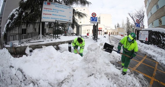 ​Rząd Hiszpanii w niedzielę po południu wysłał konwoje z żywnością i lekarstwami na tereny odcięte od świata przez śnieżycę Filomenę, która uznawana jest za najsilniejszy atak zimy w tym kraju od 50 lat. W transportach są m.in. szczepionki przeciw Covid-19.