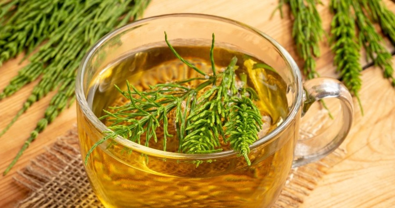 Ogranicza wypadanie włosów i oczyszcza organizm. Pij choćby codziennie