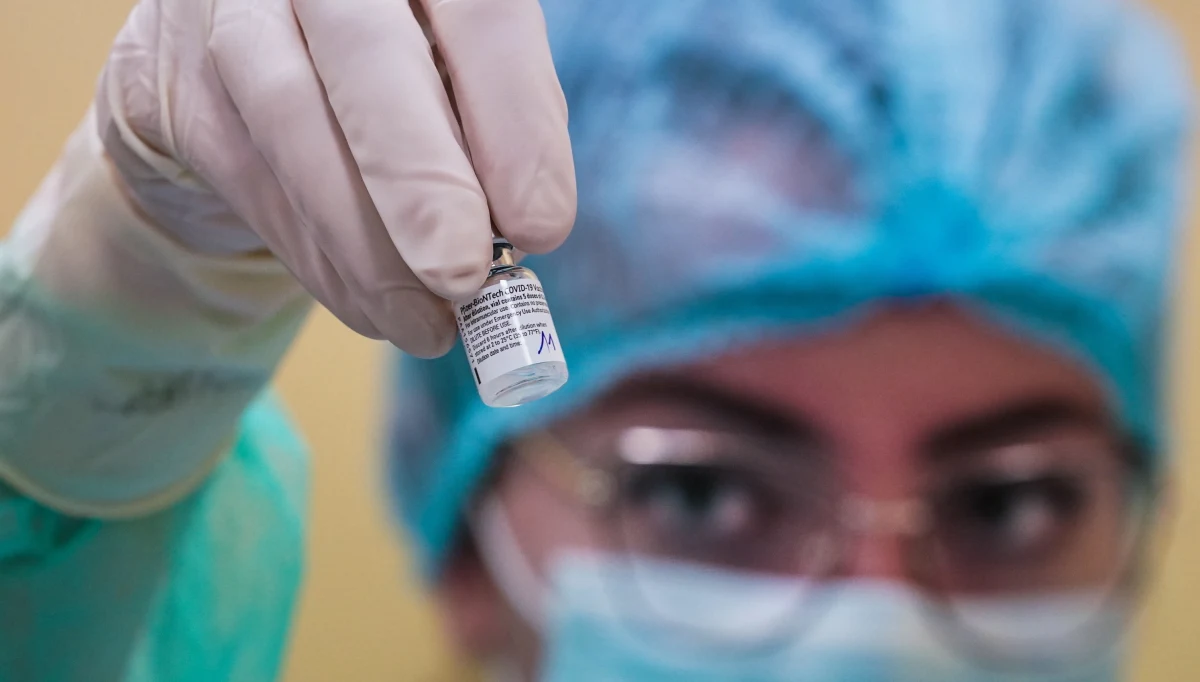 6 milionów osób we Włoszech zostanie do końca marca zaszczepionych przeciw koronawirusowi - ogłosił w niedzielę nadzwyczajny komisarz do spraw pandemii Domenico Arcuri. Lekarze rodzinni mówią, że w dwa miesiące mogą zaszczepić nawet 16 mln osób. W ciągu doby potwierdzono ponad 18 tys. nowych zakażeń. 