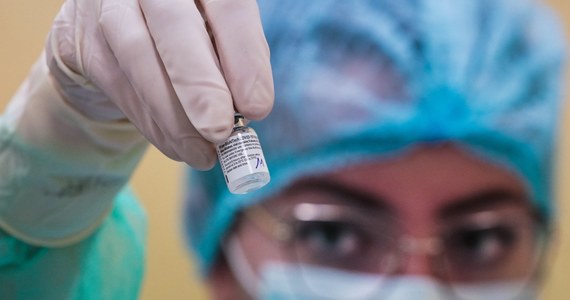 6 milionów osób we Włoszech zostanie do końca marca zaszczepionych przeciw koronawirusowi - ogłosił w niedzielę nadzwyczajny komisarz do spraw pandemii Domenico Arcuri. Lekarze rodzinni mówią, że w dwa miesiące mogą zaszczepić nawet 16 mln osób. W ciągu doby potwierdzono ponad 18 tys. nowych zakażeń. 