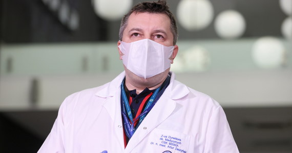 „Pandemia przez rok nie odpuściła i powinniśmy wziąć pod uwagę to, co się dzieje w innych krajach oraz liczby w naszym kraju” - podkreśla doktor Artur Zaczyński w Porannej rozmowie w RMF FM, mówiąc o utrzymywaniu obostrzeń. Pytany o trzecią falę zachorowań zastępca Dyrektora CSK MSWiA ds. Medycznych dodaje, że „część osób się nie bada. Przechodzi Covid-19 jako przeziębienie i potem trafiają do szpitali w stanie zagrożenia życia”. „Musimy się nauczyć taśmociągu” - tak obrazowo doktor Zaczyński mówił o  wolnym tempie szczepień w Polsce.