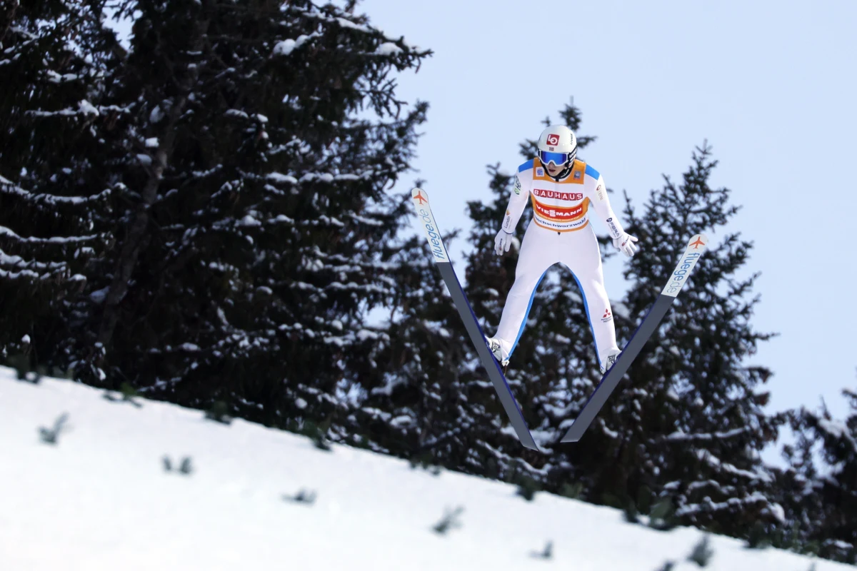 Za nami niezwykle trudne dla polskich skoczków zawody Pucharu Świata w niemieckim Titisee-Neustadt. Zwyciężył Norweg Halvor Egner Granerud. Na drugiej pozycji uplasował się Daniel Andre Tande, a trzecie miejsce na podium przypadło Austriakowi Stefanowi Kraftowi. W przypadku biało-czerwonych najlepiej poszło Dawidowi Kubackiemu, który zajął szóstą lokatę. Nie był to udany konkurs dla Kamila Stocha. Skoczek znalazł się dopiero na siedemnastej pozycji. 