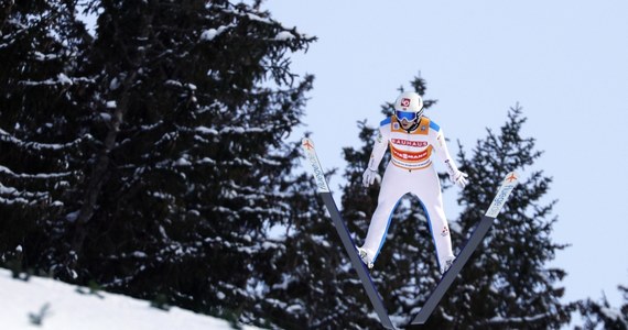 Za nami niezwykle trudne dla polskich skoczków zawody Pucharu Świata w niemieckim Titisee-Neustadt. Zwyciężył Norweg Halvor Egner Granerud. Na drugiej pozycji uplasował się Daniel Andre Tande, a trzecie miejsce na podium przypadło Austriakowi Stefanowi Kraftowi. W przypadku biało-czerwonych najlepiej poszło Dawidowi Kubackiemu, który zajął szóstą lokatę. Nie był to udany konkurs dla Kamila Stocha. Skoczek znalazł się dopiero na siedemnastej pozycji. 