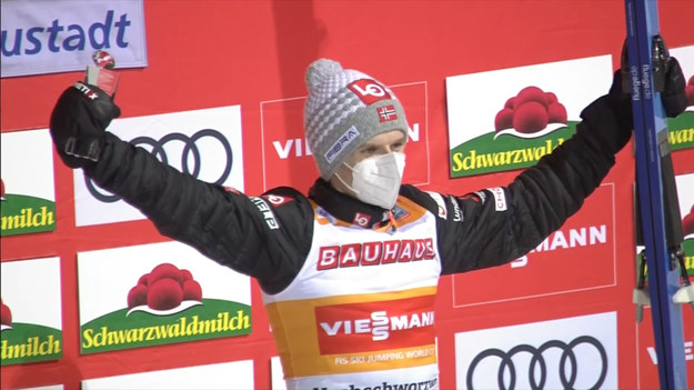 Niedzielny konkurs w Titisee-Neustadt należał do Norwegów. Pierwsze miejsce zajął bowiem Halvor Egner Granerud, drugi był Daniel Andre Tande, a podium zamknął Stefan Kraft. Najlepszy spośród polskich skoczków był Dawid Kubacki, którzy uplasował się na 6. lokacie.

