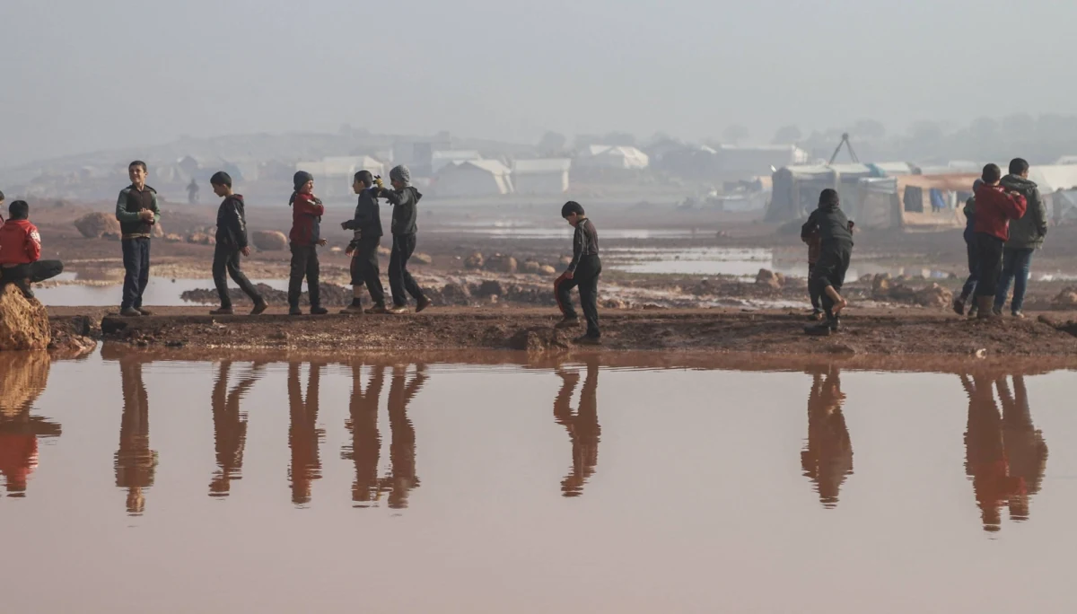 Syryjskie ministerstwo ropy naftowej oświadczyło w niedzielę, że kraj jest zmuszony ograniczyć nawet o 24 proc. dystrybucję paliwa, a o 17 proc. oleju napędowego przez opóźnienia w dostawie zaopatrzenia spowodowane amerykańskimi sankcjami.