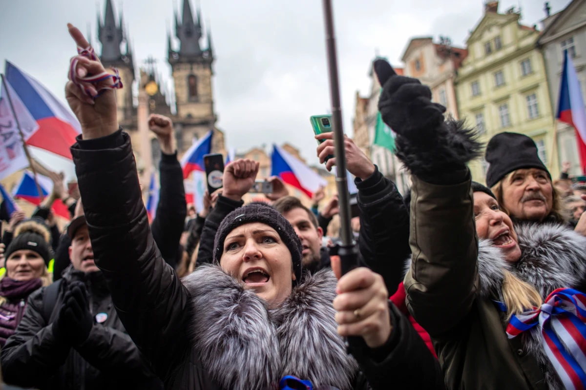 Do 3 tys. osób protestowało na rynku Starego Miasta w Pradze przeciw działaniom rządu Czech ws. epidemii. Przemawiał m.in. były prezydent Vaclav Klaus, który zadeklarował, że nie będzie się szczepić. Większość uczestników nie nosiła maseczek i nie zachowywała dystansu.