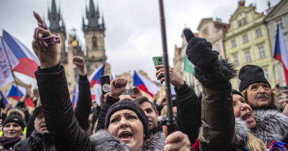 Do 3 tys. osób protestowało na rynku Starego Miasta w Pradze przeciw działaniom rządu Czech ws. epidemii. Przemawiał m.in. były prezydent Vaclav Klaus, który zadeklarował, że nie będzie się szczepić. Większość uczestników nie nosiła maseczek i nie zachowywała dystansu.