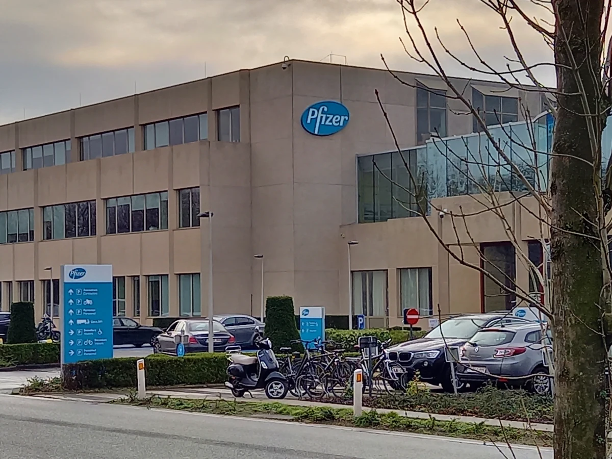 Puurs - niewielkie, 17-tysięczne miasteczko w Belgii ratuje Europę. To tutaj firma Pfizer/BioNTech dzień i noc produkuje swoją szczepionkę przeciw Covid-19. To stąd wyruszają setki ciężarówek z tym preparatem do wszystkich krajów UE. Nasza dziennikarka Katarzyna Szymańska-Borginon odwiedziła to miejsce i rozmawiała z jego mieszkańcami. 