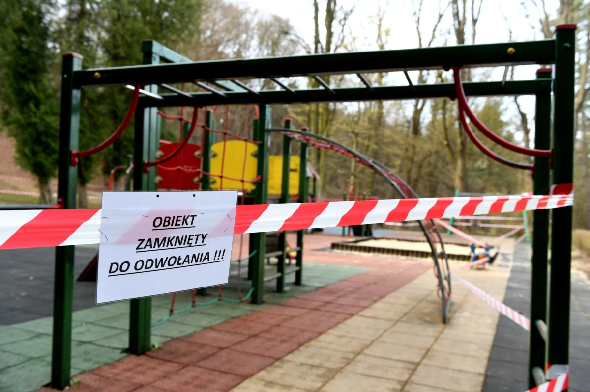 Przedstawiciele branż dotkniętych obostrzeniami domagają się odszkodowań; pozwy zbiorowe przeciwko Skarbowi Państwa złożyła branża turystyczna i właściciele siłowni, kolejne pozwy szykują dyskoteki i kluby nocne - informuje "Dziennik Gazeta Prawna".