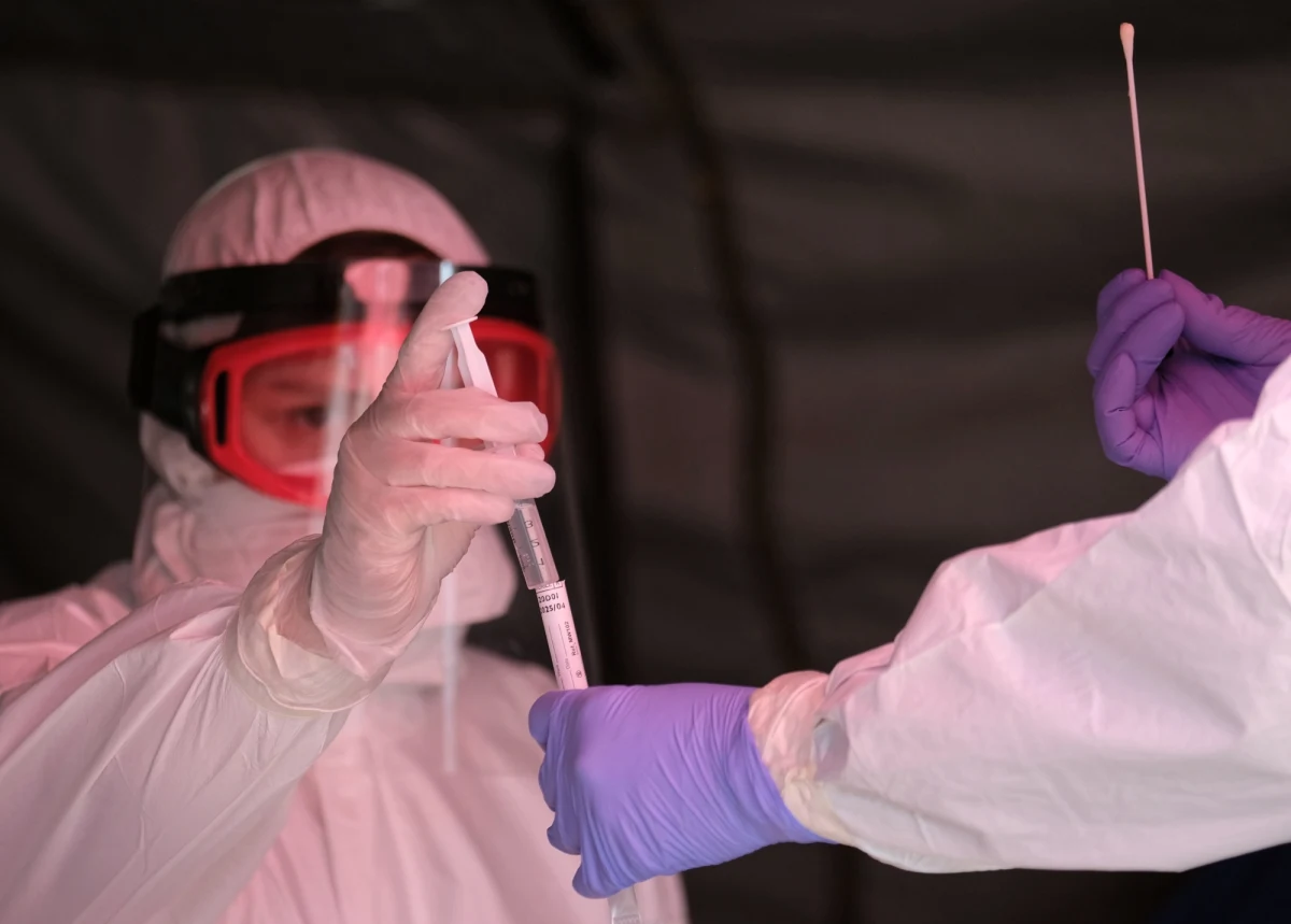 Większość pacjentów hospitalizowanych z powodu Covid-19 pół roku później odczuwa jeszcze co najmniej jeden z objawów choroby - pisze czasopismo "Lancet" na podstawie badań pacjentów z epicentrum początku pandemii w chińskim mieście Wuhan. Badania 1733 pacjentów hospitalizowanych w okresie od stycznia do maja ubiegłego roku wykazały, że trzy czwarte z nich jeszcze pół roku później skarżyło się na przynajmniej jeden z objawów, najczęściej zmęczenie, osłabienie mięśni, czy kłopoty ze snem. Często towarzyszą im także objawy psychiatryczne, stany lękowe, czy depresja. 