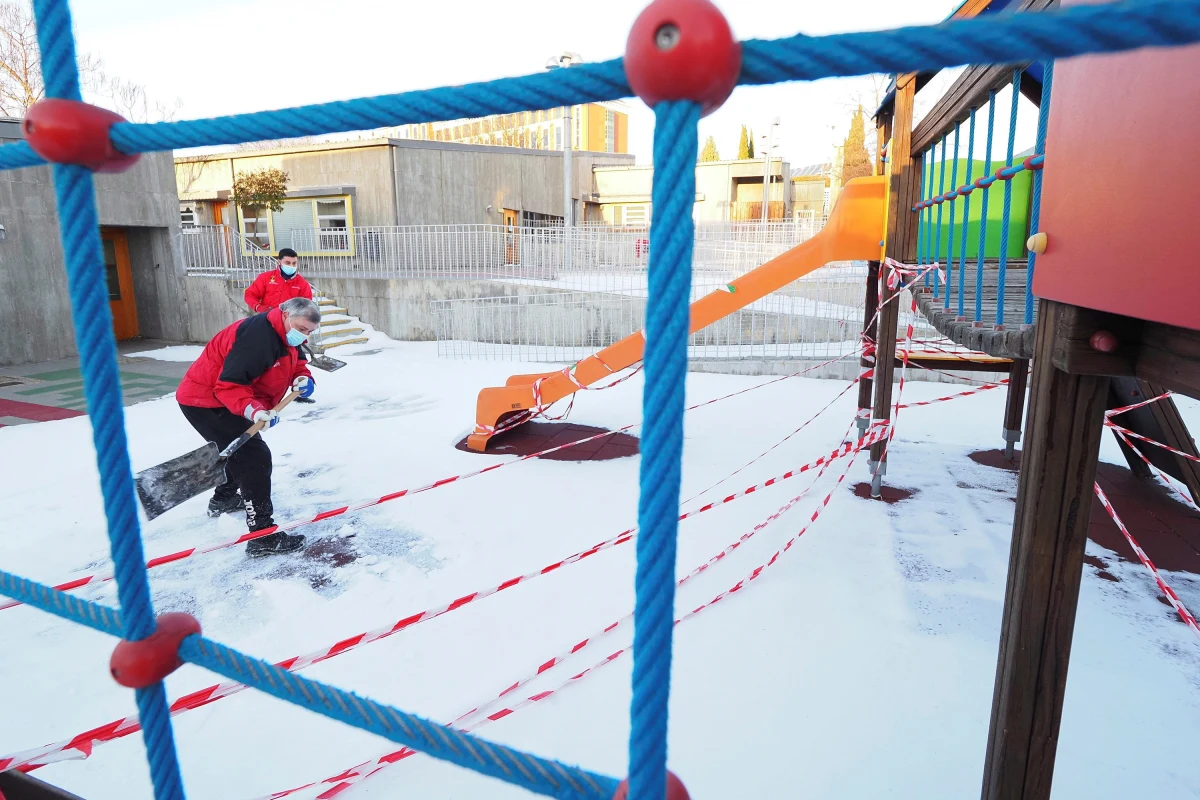 Do 17 stycznia trwają ferie zimowe. Wszyscy zastanawiają się, czy potem dzieci wrócą do szkół. W tej kwestii wypowiedział się minister zdrowia Adam Niedzielski, który uczestniczył w posiedzeniu senackiej komisji zdrowia. Szef resortu przedstawił dwa możliwe scenariusze. 