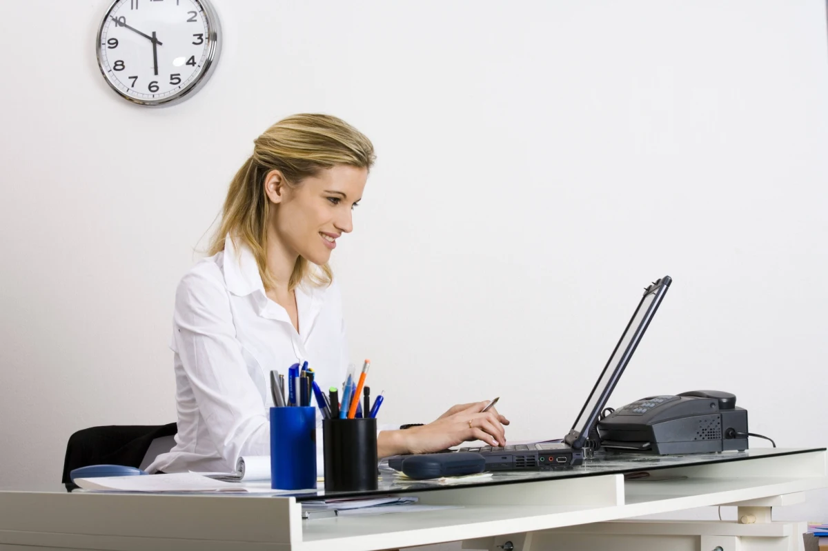 Znana osoba robi konkurs na Facebooku oferując pieniądze za prawidłową odpowiedź. Do tego mamy transmisję "na żywo" i wizerunek celebryty. Uwaga -  to oszustwo! Ktoś w ten sposób próbuje wyłudzić od nas pieniądze. Niestety wciąż część internautów daje się na to nabrać.