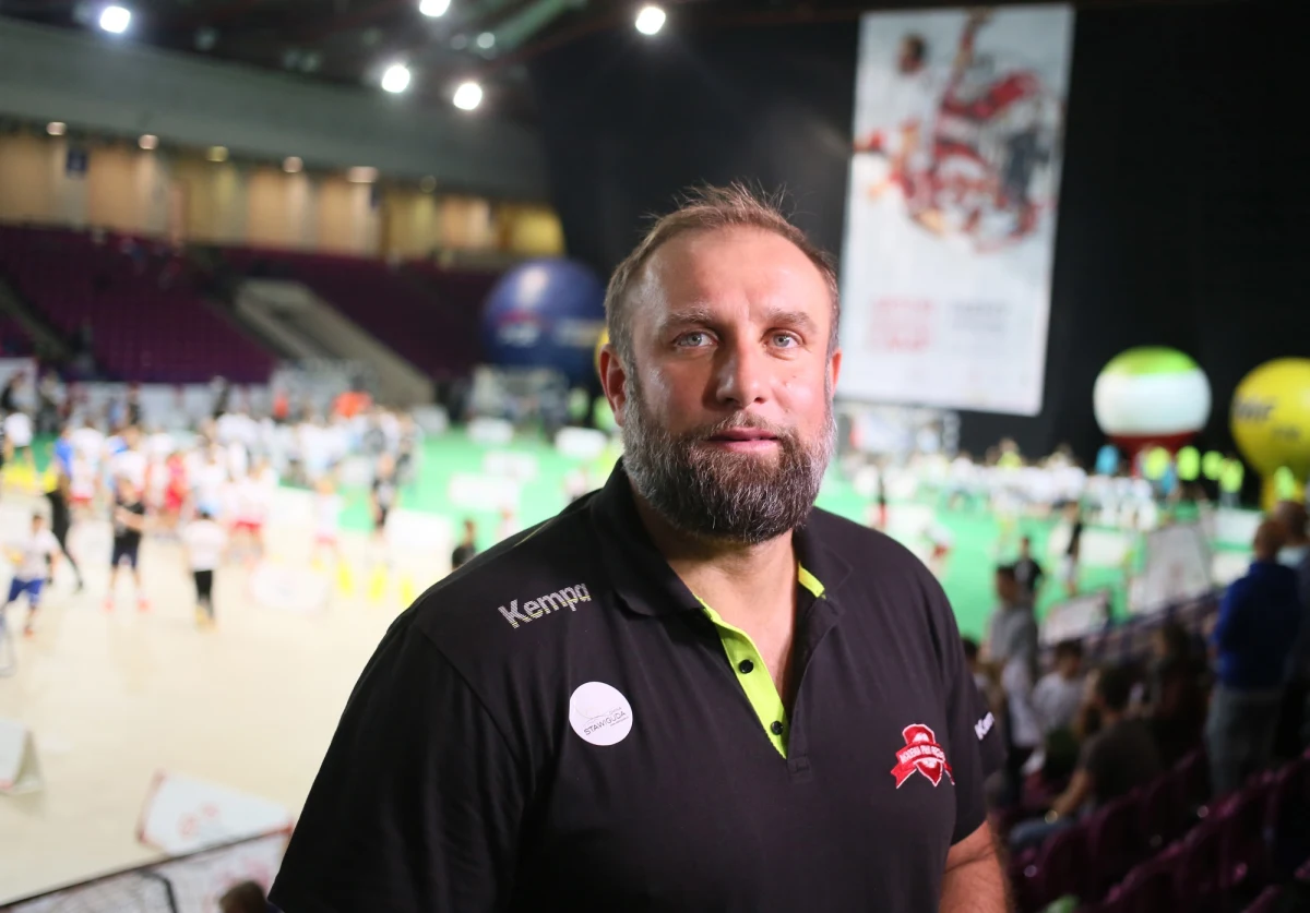 Słynna "jedna Wenta", rzut Artura Siódmiaka przez całe boisko oraz atomowe uderzenia Karola Bieleckiego z dystansu - to już przeszłość. Polska, reprezentacyjna piłka ręczna powoli odbudowuje się po dekadzie nieistnienia na światowych arenach. Już w piątek kadra Patryka Rombla rozpocznie rywalizację na mistrzostwach świata. Polacy są na turnieju dzięki dzikiej karcie. Sam turniej został storpedowany przez pandemię. Część zawodników z czołowych reprezentacji zrezygnowała ze startu. Na trybunach zabraknie kibiców, ale najpewniej nie zabraknie emocji. O nadchodzącej imprezie, ale też o dawnych czasach z wicemistrzem świata oraz brązowym medalistą mistrzostw Arturem Siódmiakiem rozmawia Paweł Pawłowski.