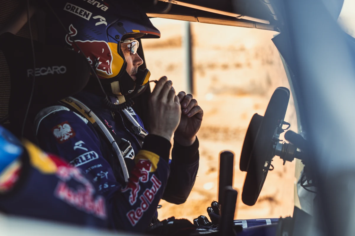 Prowadzący w klasie lekkich pojazdów UTV Aron Domżała i Maciej Marton dojechali z dużą stratą czasową do mety 8. etapu Rajdu Dakar i utracili pozycję liderów. W rywalizacji samochodów szóste miejsce zajął Jakub Przygoński i utrzymał czwartą lokatę w klasyfikacji.