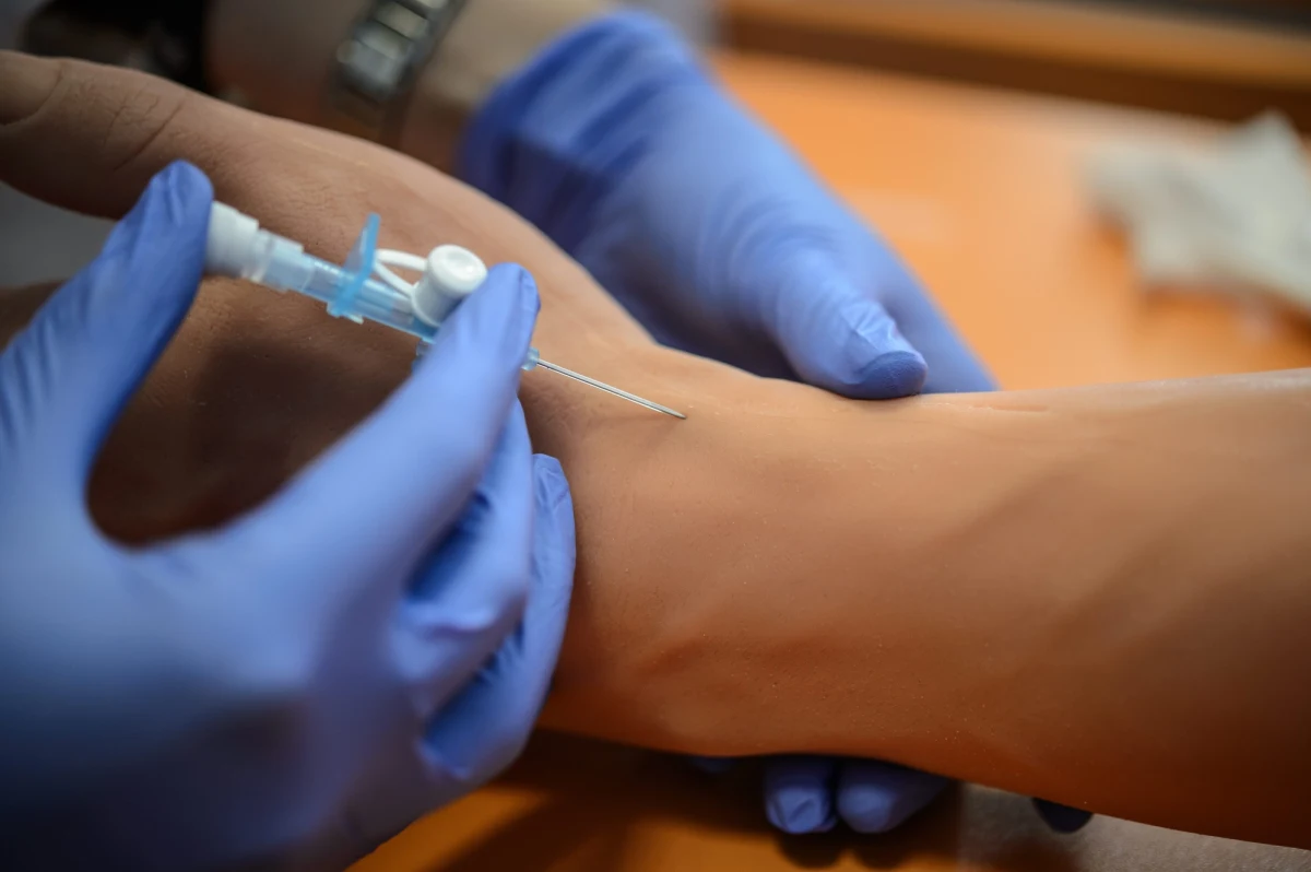 Brytyjski rząd ponownie nie zgodził się na przyjęcie apelacji, złożonej przez część rodziny obywatela Polski, który od ponad dwóch miesięcy znajduje się w śpiączce. Mimo to sprawa ponownie trafi do Europejskiego Trybunału Praw Człowieka w Strasburgu - poinformowali jego bliscy. To oznacza, że przynajmniej do środy wieczorem przebywającemu w szpitalu w Plymouth w południowo-zachodniej Anglii mężczyźnie podawane będą pożywienie i woda. Na odłączenie pacjenta od aparatury podtrzymującej życie nie zgadza m.in. jego matka i siostry. 