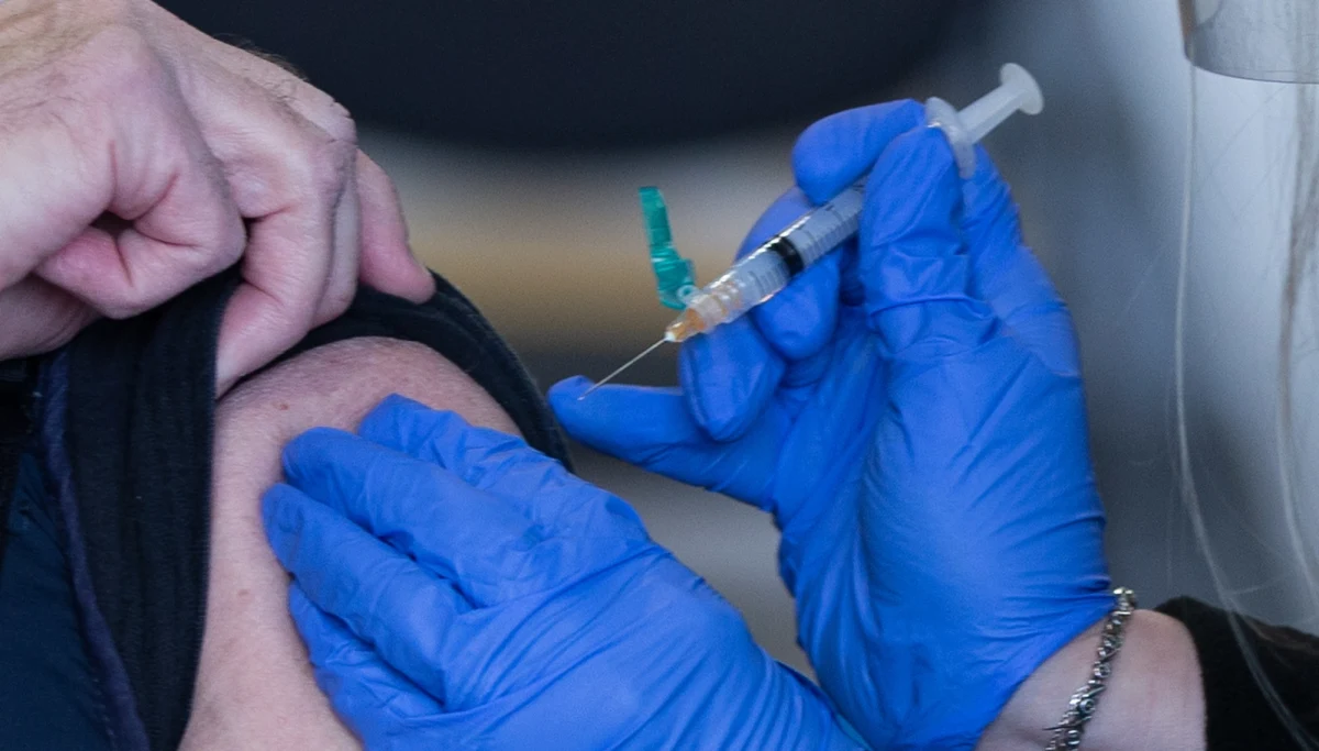 W poniedziałek w Polsce wykonano około 45 tys. szczepień przeciwko Covid-19. Szczepienia dla seniorów rozpoczną się 25 stycznia - w pierwszej kolejności mogą na nie liczyć osoby po 80. i 70. roku życia. Później szczepionka będzie udostępniana kolejnym grupowym wiekowym i zawodowym. 