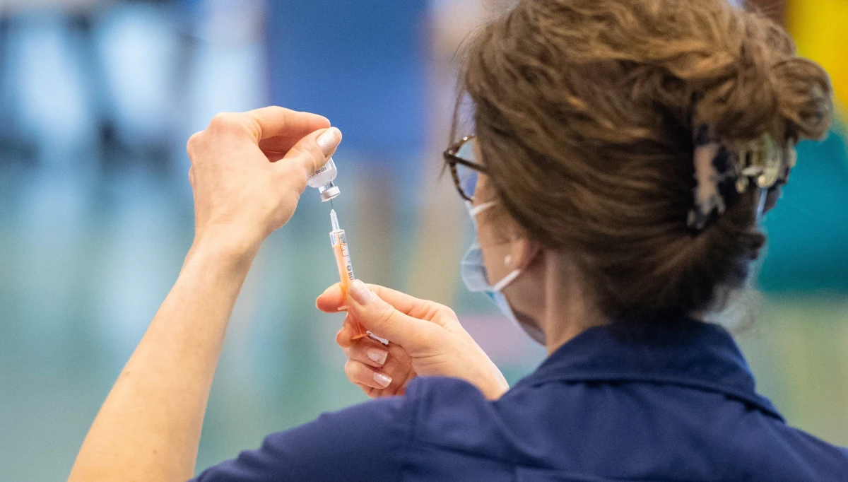 Luxmed musi wyrzucić 90 dawek szczepionki przeciw Covid-19. Przesyłka, którą należało natychmiast umieścić w chłodni, leżała w recepcji przez kilka godzin. Jak podaje "Gazeta Wyborcza", to pierwszy taki przypadek w Polsce. 