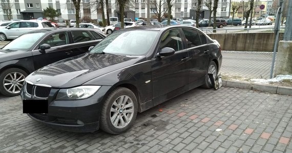 Nieudolny włamywacz został przyłapany przez właściciela auta. 21-latek mógł spędzić w bmw nawet 10 godzin, próbując je uruchomić. Teraz grozi mu 10 lat więzienia.