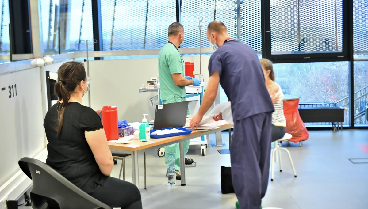 Ministerstwo Zdrowia poinformowało o 5569 nowych przypadkach koronawirusa w Polsce. To niewysoki wynik, jak na bilans po weekendzie. Zmarło 326 zarażonych pacjentów. Łącznie od początku epidemii wykryto 1 395 779 zakażeń, a 31 593 osób zmarło.