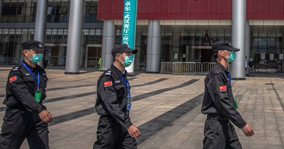 Międzynarodowy zespół ekspertów Światowej Organizacji Zdrowia (WHO), który ma zbadać genezę koronawirusa, poleci do Wuhanu - ogłosiło chińskie MSZ. WHO zapewnia, że celem śledztwa nie jest poszukiwanie winnych wybuchu pandemii. 