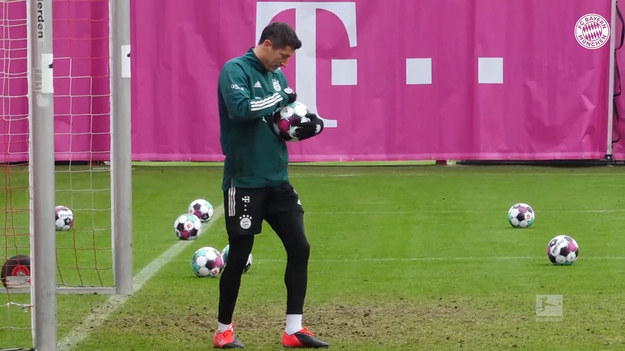 Robert Lewandowski po niesamowitym dla siebie roku nie przestaje rozwijać się na innych płaszczyznach. Ostatnio na treningu wcielił się w rolę... bramkarza! Jak poradził sobie najlepszy piłkarz 2020 roku?