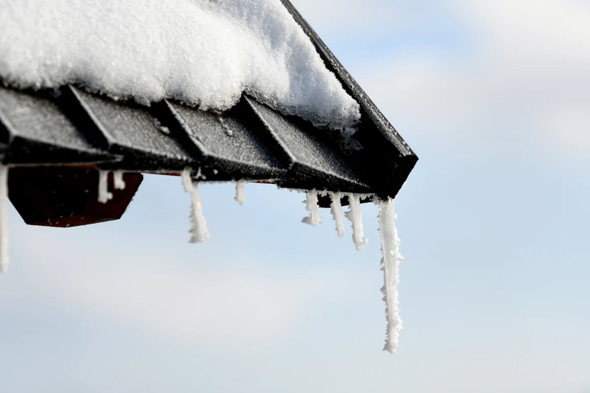IMGW ostrzega we wtorek przed silnym mrozem w Małopolsce i na Podkarpaciu, oraz porywistym wiatrem na Dolnym Śląsku. Najniższą temperaturę około – minus 16 stopni Celsjusza - zanotowano rano w Łopusznej.
