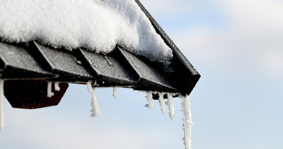 IMGW ostrzega we wtorek przed silnym mrozem w Małopolsce i na Podkarpaciu, oraz porywistym wiatrem na Dolnym Śląsku. Najniższą temperaturę około – minus 16 stopni Celsjusza - zanotowano rano w Łopusznej.
