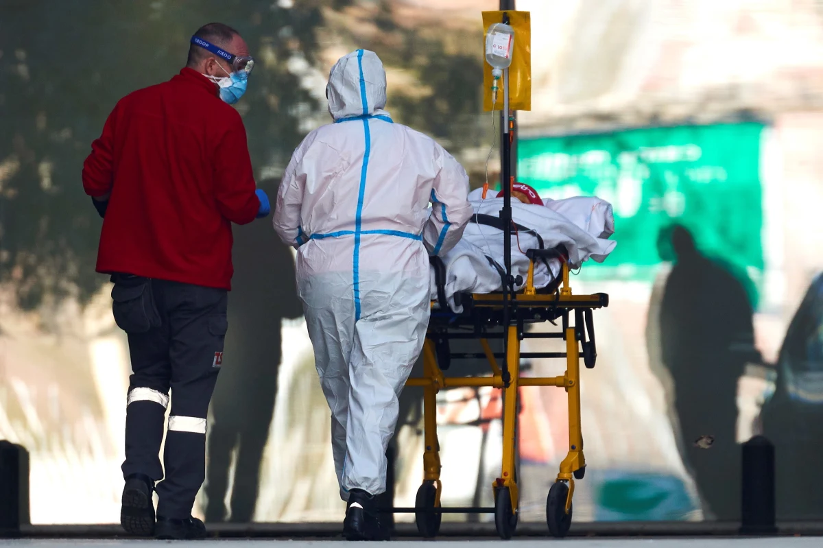 U 47-letniej pacjentki w Rosji wykryto 18 mutacji koronawirusa w ciągu czterech miesięcy. Taką informację podał dziennik "Izwiestija", powołując się na przypadek opisany w materiale naukowym. Zdaniem badaczy wirus mutował, znajdując się długo w osłabionym organizmie.