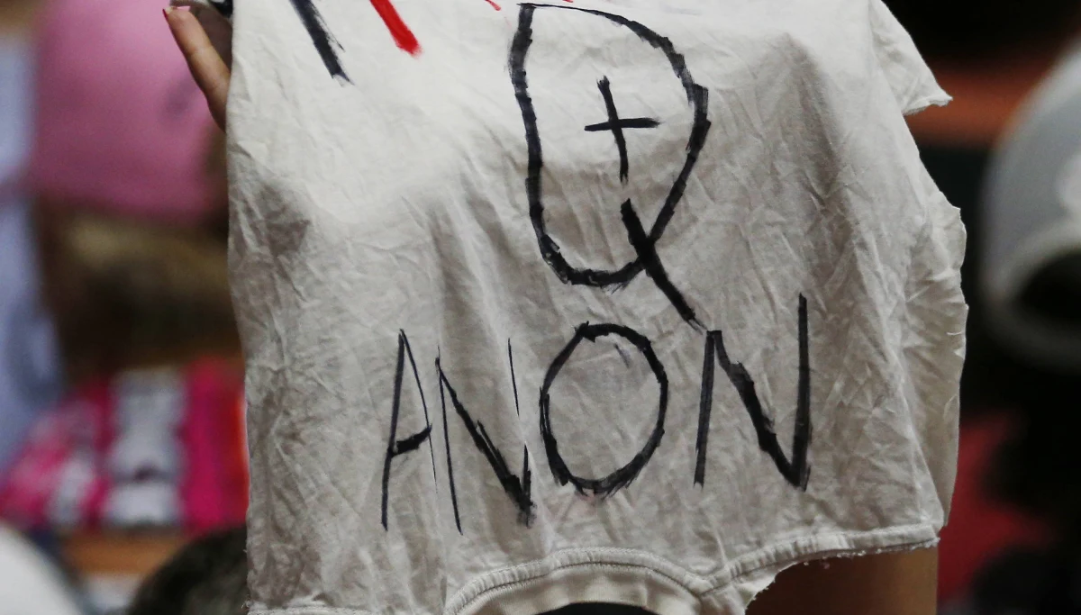 Twitter ogłosił, że od piątku zawiesił ponad 70 tys. kont udostępniających głównie treści związane z głoszącym teorie spiskowe ruchem QAnon. Decyzja ma związek z niedawnym szturmem na Kapitol zwolenników prezydenta USA Donalda Trumpa. 