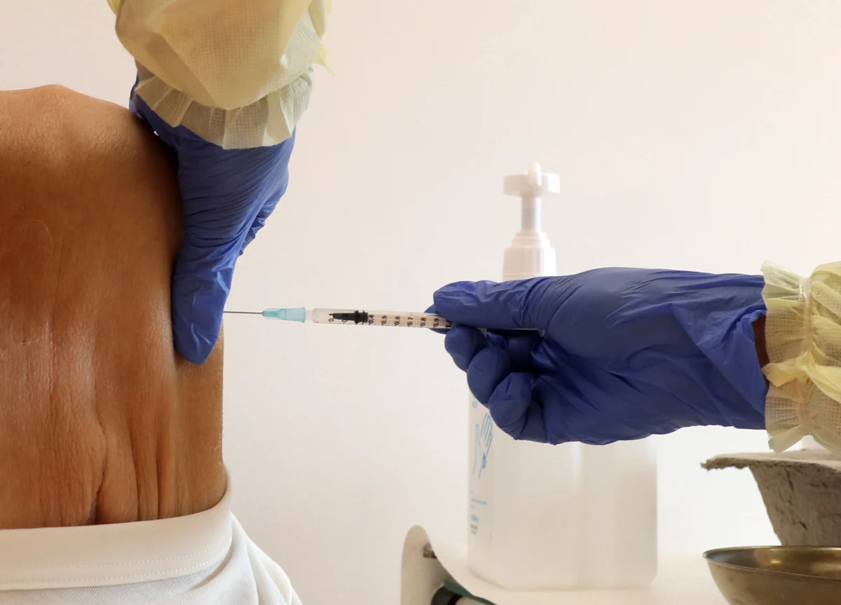 Komisja Europejska zakończyła rozmowy z firmą farmaceutyczną Valneva w sprawie zakupu opracowanej przez nią szczepionki przeciw Covid-19. Umowa zakłada zakup 30 milionów dawek, z opcją zakupu kolejnych 30 milionów na późniejszym etapie.