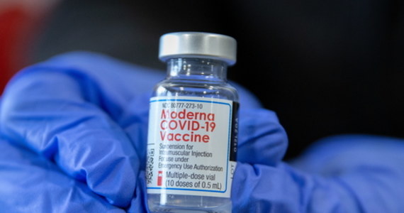 Pierwsze 29 tys. szczepionek Moderny dotarło już do Polski. W najbliższych dniach będą wydawane do szpitali - poinformował prezes Agencji Rezerw Materiałowych Michał Kuczmierowski. Dodał, że szczepionki przeciw Covid-19 są już przekazywane także do szpitali tymczasowych.