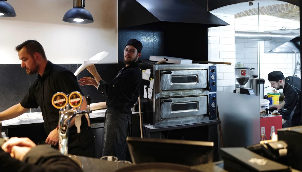 ​Sanepid w Cieszynie ma podjąć decyzję w sprawie działalności jednej z tamtejszych restauracji. Została ona otwarta mimo obowiązujących zakazów związanych z pandemią koronawirusa.