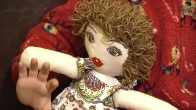 Libańska artystka Jolanda Labaki szyje lalki dla dzieci poszkodowanych podczas eksplozji.