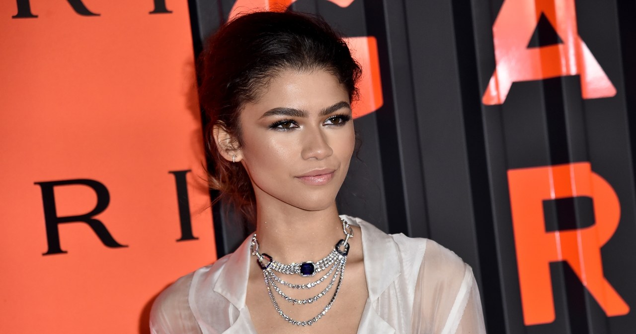 Zendaya w najnowszym wywiadzie podzieliła się refleksją na temat swojej pracy. Jak zapewniła słynna artystka, która przed laty debiutowała w produkcjach Disneya, aktorstwo jest dla niej na tyle ważną sferą życia, że gdy podczas pandemii musiała od niego odpocząć, poczuła całkowitą dezorientację. "To był pierwszy raz, kiedy zapytałam samą siebie: Co jeszcze lubię robić? Co mnie uszczęśliwia? Kim jestem bez grania? Jaka jest moja wartość?" - wyznała gwiazda.