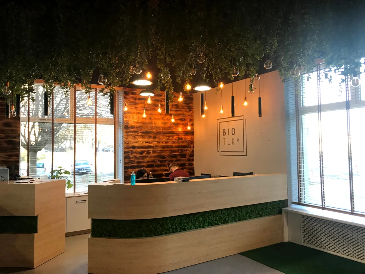 BIO TEKA – to nowa filia Miejskiej Biblioteki Publicznej w Lublinie. Powstała tuż obok Parku Saskiego i co wyróżnia ją z pośród innych? Architektura harmonijnie łącząca nowoczesność z naturalnością materiałów i zielenią. W drewno i rośliny wkomponowane są regały z książkami. 