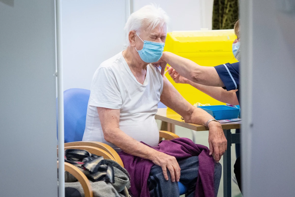 15 stycznia to początek zapisów na szczepienia przeciw Covid-19. W pierwszym tygodniu rejestrować mogą się osoby powyżej 80. roku życia, od 22 stycznia seniorzy powyżej 70. roku życia. Szczepienia tzw. pierwszej grupy rozpoczną się 25 stycznia. 15 stycznia rusza też formularz, w którym wszystkie osoby powyżej 18. roku życia mogą zgłaszać chęć zaszczepienia się. W tym artykule odpowiadamy na najczęściej zadawane pytania dotyczące organizacji szczepień.