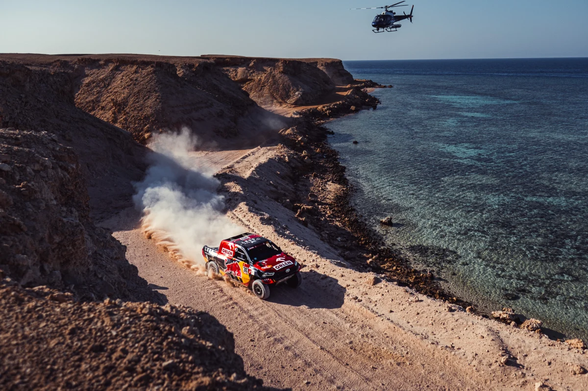 Jakub Przygoński, pomimo problemów jakie sprawiały mu cztery razy przebite opony na trasie 9. etapu, nadal jest czwarty w rywalizacji samochodów w Rajdzie Dakar. Polak zajął we wtorek 18. miejsce, etap wygrał prowadzący w rajdzie Francuz Stephane Peterhansel.