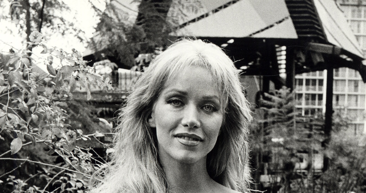 Tanya Roberts, aktorka, która zagrała dziewczynę Bonda u boku Rogera Moora w filmie o agencie 007 z 1985 roku „Zabójczy widok” zmarła 4 stycznia. Wieloletni partner gwiazdy zadeklarował, że chce rozrzucić jej prochy nieopodal ich domu, w miejscu, gdzie jego ukochana codziennie wychodziła na spacer z pupilami.