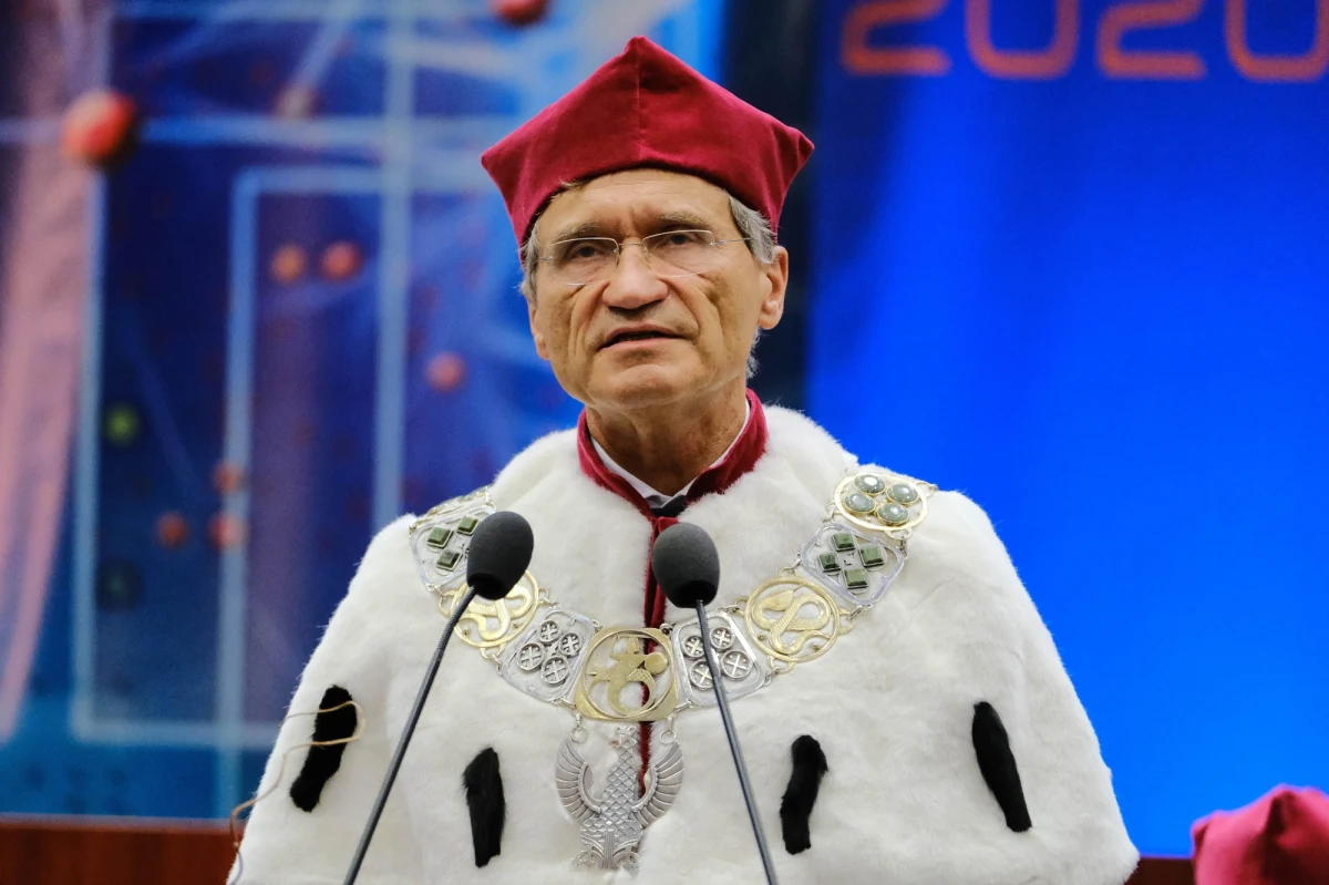 Odmawiam spełnienia oczekiwań ministra zdrowia, który jako swój cel przyjął odsunięcie mnie ze stanowiska - oświadczył we wtorek wieczorem rektor Warszawskiego Uniwersytetu Medycznego prof. Zbigniew Gaciong. Prof. Gaciong ocenił w piśmie, że "kryzys wizerunkowy", który dotknął WUM w związku z nieprawidłowościami przy szczepieniach przeciwko COVID-19 jest efektem "nie tylko błędów popełnionych przez spółkę Centrum Medyczne WUM Sp. z o.o., ujawnionych w wyniku wewnętrznej kontroli uczelni (wszelkie konsekwencje służbowe zostały już wyciągnięte), lecz także bezprecedensowego manipulowania opinią publiczną przez ministra zdrowia Adama Niedzielskiego". Szef resortu zdrowia, podczas poniedziałkowej konferencji, stwierdził, że nie widzi możliwości dalszej współpracy z obecnym rektorem WUM i oczekuje jego dymisji. To pokłosie nieprawidłowości, podczas akcji szczepień, prowadzonych w warszawskiej placówce – pod koniec grudnia wyszło na jaw, że poza kolejnością zostali zaszczepieni m.in. ludzie kultury.  