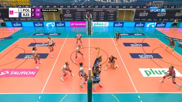 W zaległym spotkaniu 11. kolejki Tauron Ligi siatkarki Grupy Azoty Chemika Police pokonały Developres SkyRes Rzeszów 3:2. Rzeszowianki wygrały dwa pierwsze sety, ale w kolejnych górą były gospodynie. 
