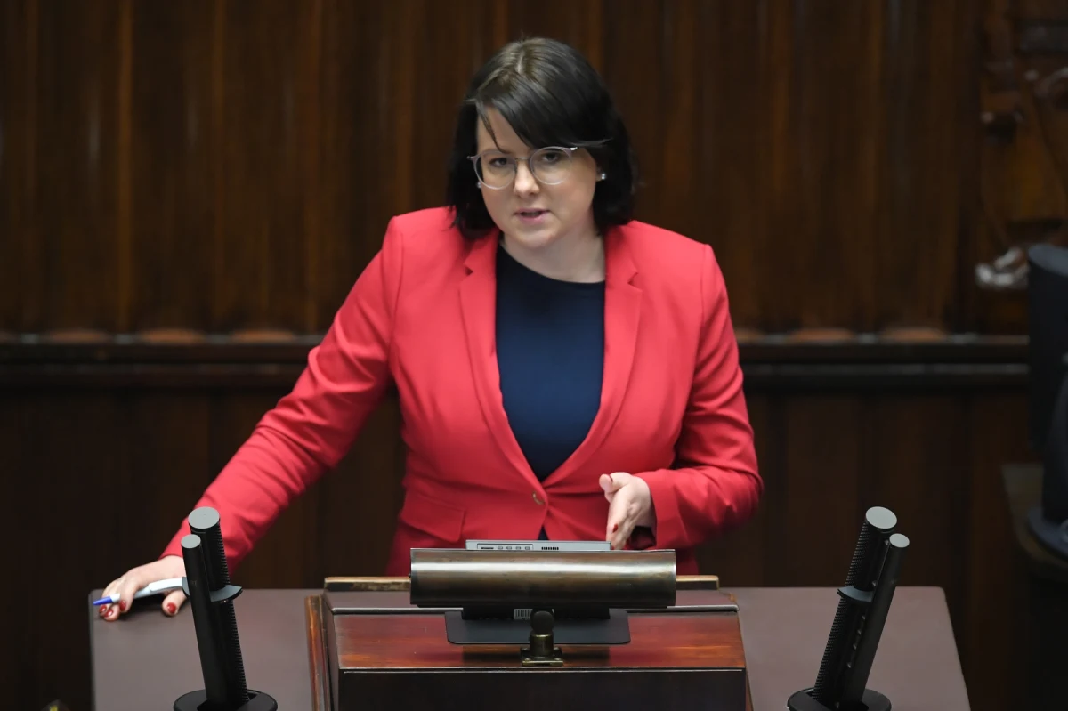 Sąd Okręgowy w Warszawie zdecydował, że aktywistka fundacji Życie i Rodzina Kaja Godek nie musi przepraszać za wypowiedź, w której określiła osoby homoseksualne "zboczeńcami". Pozew o naruszenie dóbr osobistych przeciwko kobiecie złożyło 16 działaczy środowisk LGBT.