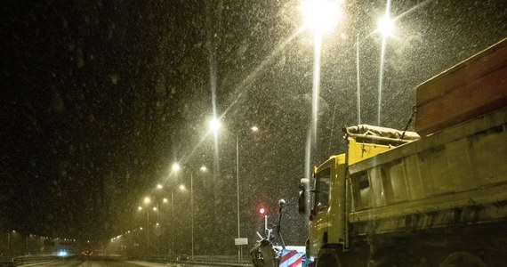 Trudne warunki panują na drogach w wielu regionach kraju. Słuchacze RMF FM o poranku informowali, że na części dróg lokalnych zalegają kilkucentymetrowe warstwy śniegu. Na wielu jezdniach było bardzo ślisko, co spowodowało kolizje. Tylko w województwie śląskim w godzinach porannych doszło do 40 stłuczek.