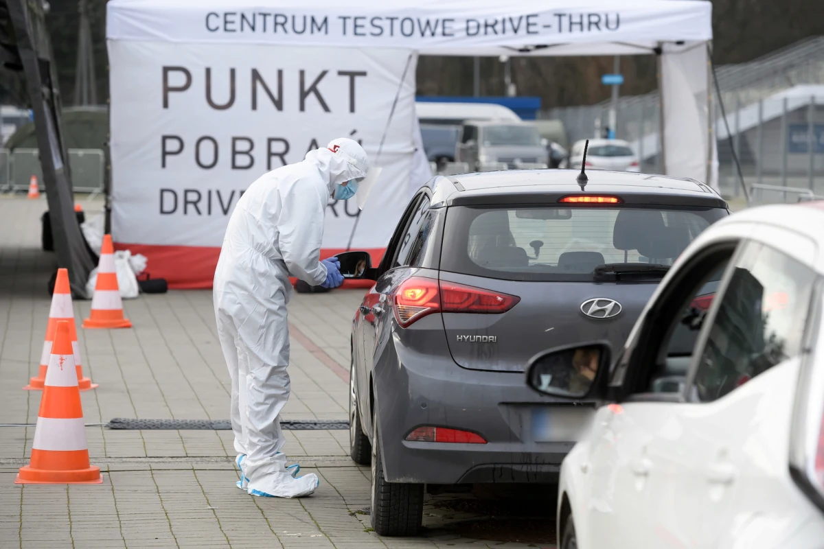 W ciągu ostatniej doby wykryto w Polsce 9053 nowe przypadki zakażenia koronawirusem. Zmarło 481 osób.