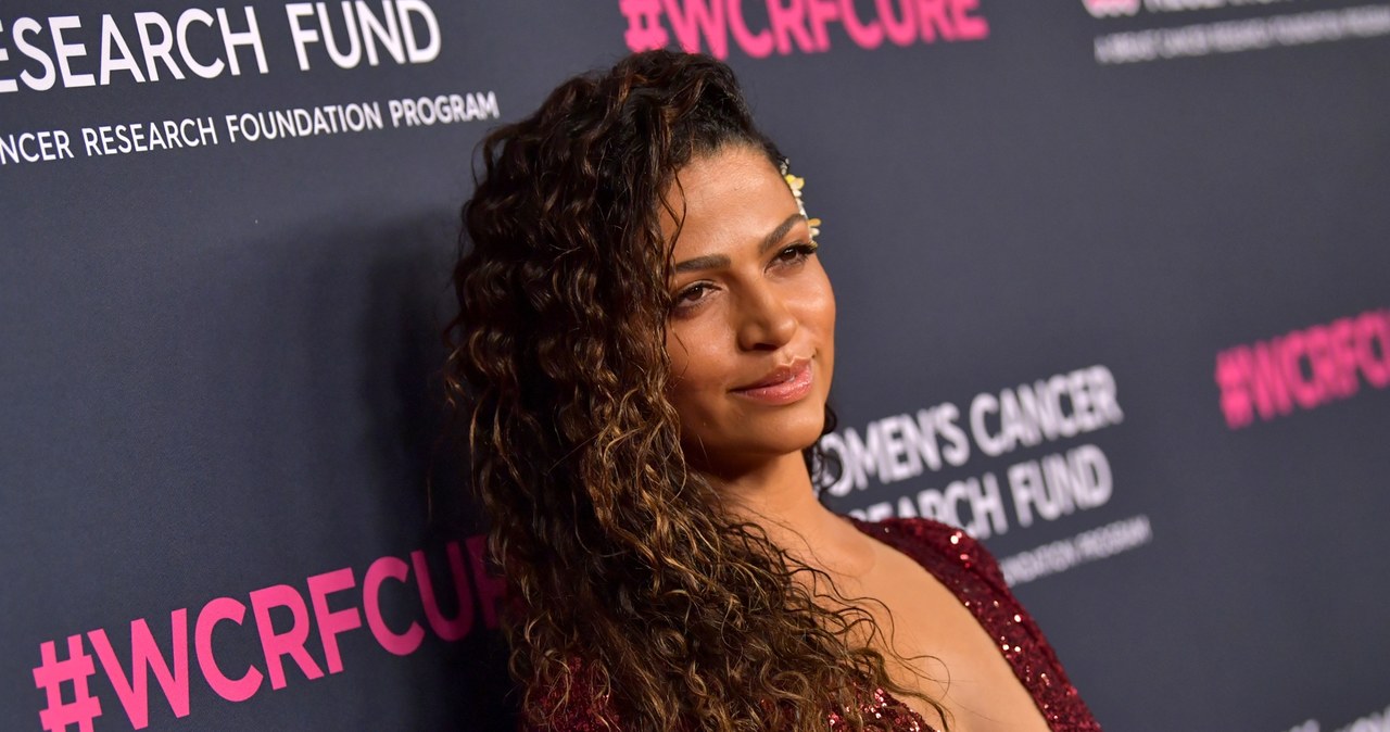 Camila Alves McConaughey opublikowała na swoim profilu na Instagramie zdjęcie, na którym farbuje włosy uradowanej starszej pani. Okazuje się, że to 89-letnia mama jej męża, która z powodu pandemii przeprowadziła się do nich stałe.