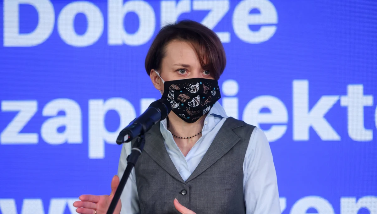 ​Trzech synów byłej wicepremier Jadwigi Emilewicz jeździło na stoku narciarskim pod Poroninem bez aktywnej licencji sportowej - podaje TVN24. Licencje pojawiły się w wykazie Polskiego Związku Narciarskiego dopiero po pytaniach dziennikarzy. Była wicepremier wydała w tej sprawie oświadczenie. 