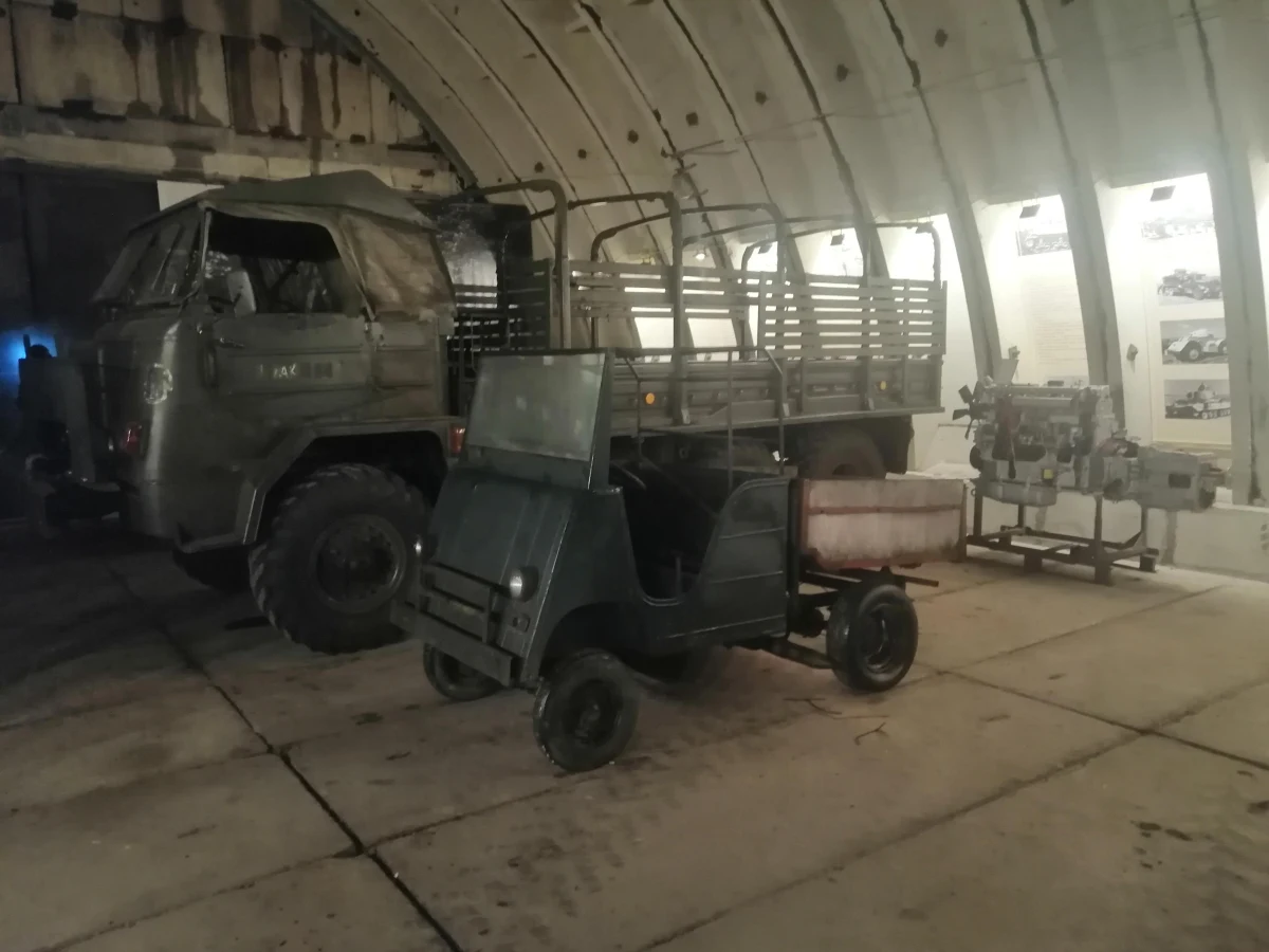 Niezwykły eksponat trafił właśnie do prowadzonego przez pasjonatów Pilskiego Muzeum Wojskowego. To najprawdopodobniej jedyny zachowany w naszym kraju trenażer jazdy wojskową ciężarówką Star 660. Produkowane w latach 70. miniatury tych pojazdów były wyposażone w silnik od motocykla WSK. To na nich żołnierze uczyli się jeździć dużymi pojazdami. Odzyskany MTS-72 przez lata służył jako pojazd pomocniczy na budowach, pasjonaci historii z Piły chcą go odbudować i przywrócić mu dawną świetność. 