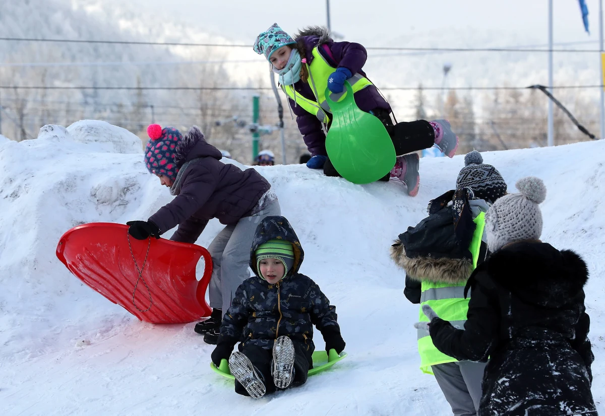Do coraz większej liczby wypadków dochodzi w Beskidach. Chodzi głównie o urazy, których turyści doznają zjeżdżając na sankach czy tzw. jabłuszkach.