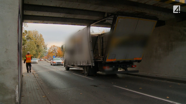 Kierowca ciężarówki zignorował wysokość swojego pojazdu i nie zmieścił się pojazdem pod wiaduktem. Na miejsce przybyli policjanci, ale również w trakcie ich czynności mogło dojść do następnego wypadku, który mógł się skończyć tragicznie. Całość zdarzenia zarejestrowali operatorzy z programu STOP Drogówka.